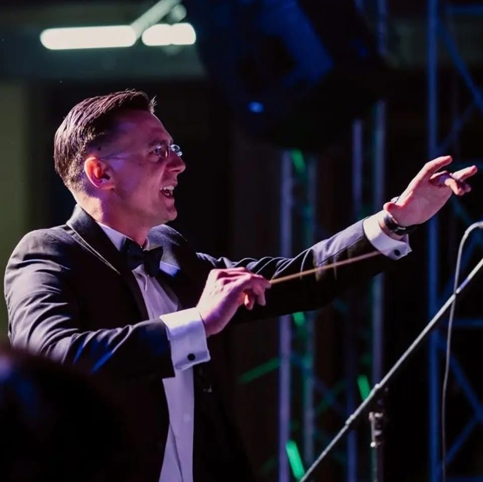 Jasmin Brašnjić dirigira na koncertu